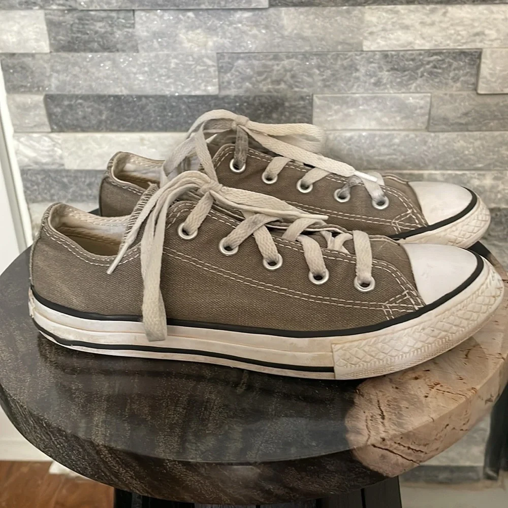CONVERSE CHUCK TAYLORS YOUTH SIZE 2